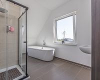 Mit freistehender Badewanne