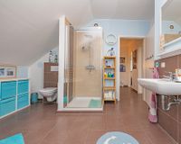 Mit Dusche und Badewanne