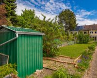 Mit kleinem Gartenhaus