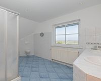 Badezimmer mit Badewanne und Duscher