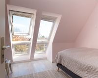 Kinderzimmer mit viel Licht im Dachgeschoss