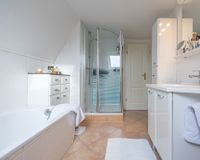 Mit Dusche und Badewanne