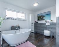 Mit freistehender Badewanne
