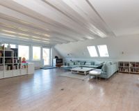 Großzügiges Wohnzimmer mit Kaminofen und viel Licht