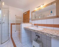 Mit Badewanne und Dusche