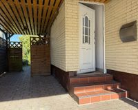 Vordereingang und Carport