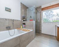 Bad mit Badewanne und Dusche