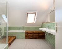 Wannen- und Duschbad im Dachgeschoss
