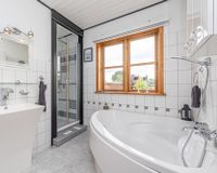 Badezimmer mit Eckbadewanne und Dusche