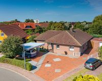 Mit Garage und Doppelcarport