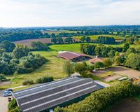 Kleine Reithalle mit PV-Anlage