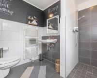 Gäste-WC mit Dusche