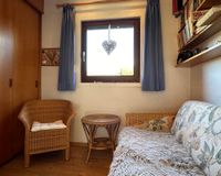 Kleines Zimmer mit Einbauschrank