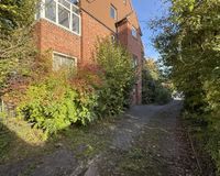 Auffahrt mit Stellplätzen