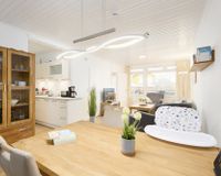 Wohn-/Esszimmer mit offener Küchenzeile