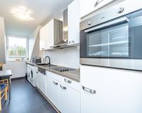 Moderne Einbauküche mit Essplatz
