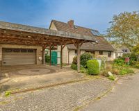 Mit Carport und Garage