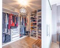 Großer begehbarer Kleiderschrank