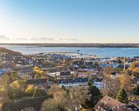 Fischereihafen und Marina in der Nähe