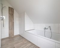 Mit Dusche und Badewanne