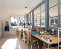 Helles Arbeitszimmer