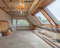 Heller Raum mit Zugang zur Loggia