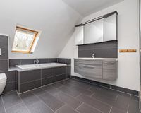 Mit Dusche und Wanne