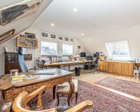 Das großzügige Arbeitszimmer